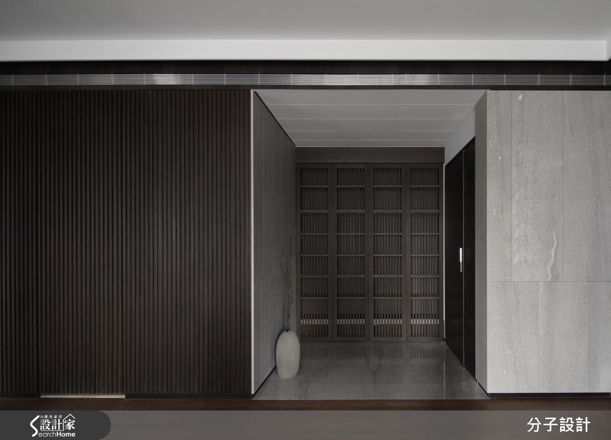 設計師以大量木元素與石材井然有序的鋪排在 85 坪空間